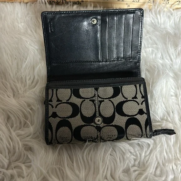 Coach Fold Wallet a little wear in fabric - Picture 4 of 8